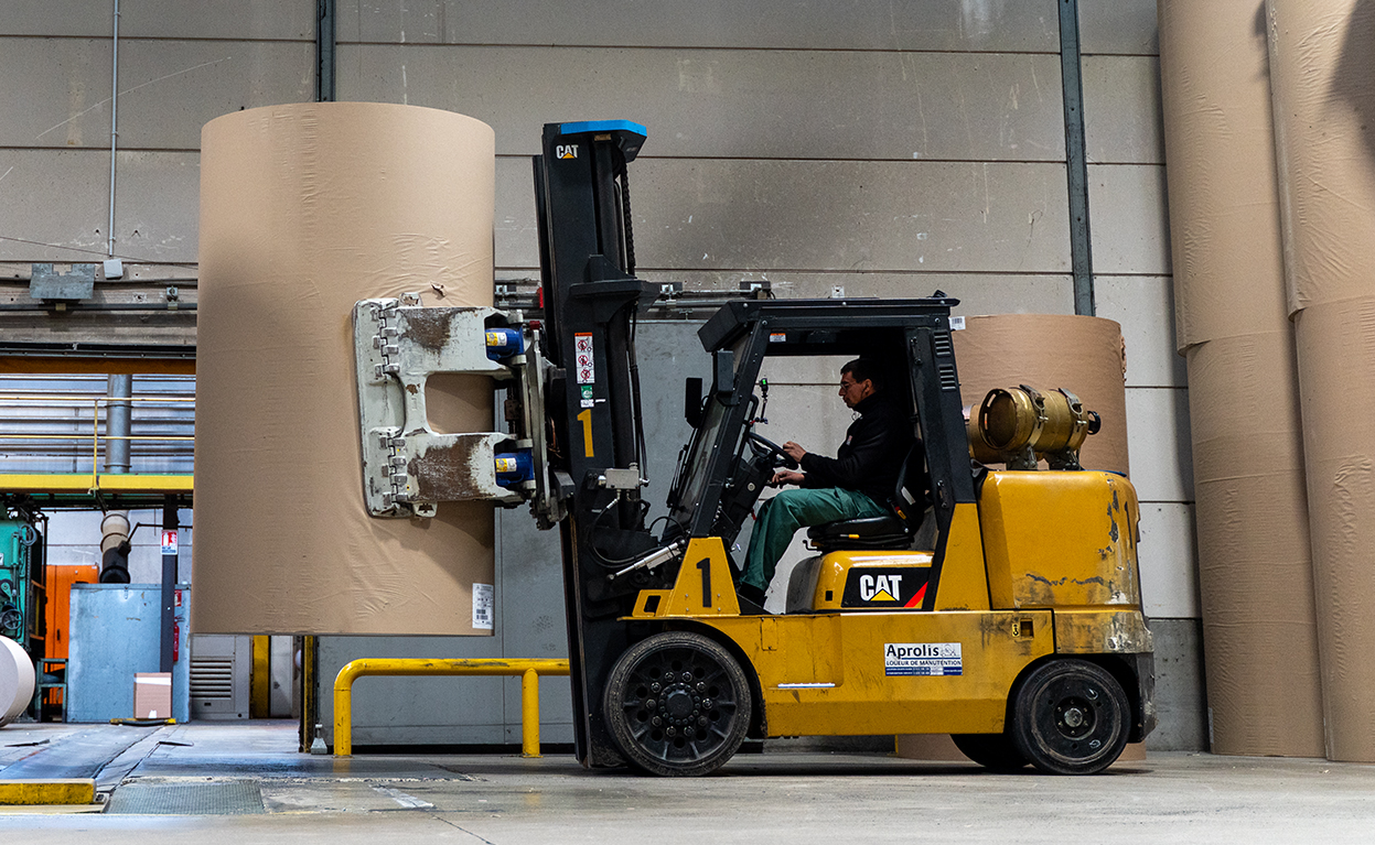 Coil forklift driver Cartonnerie Ondaine